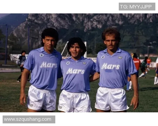 蓝色衣服的足球明星二号在赛场上的精彩表现与背后的故事