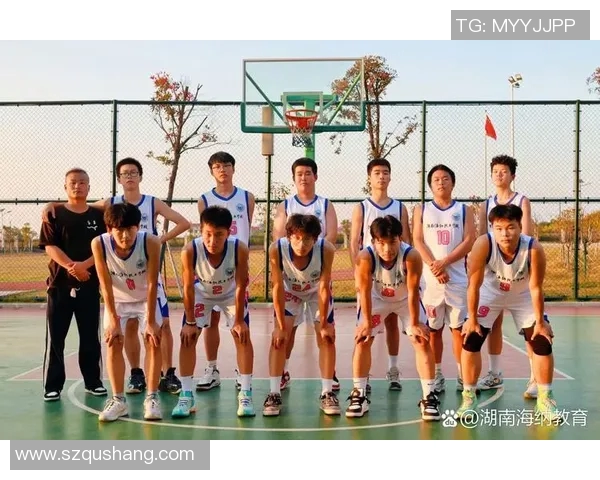 篮球明星在球场上展现非凡技艺与激情踢篮球的精彩瞬间